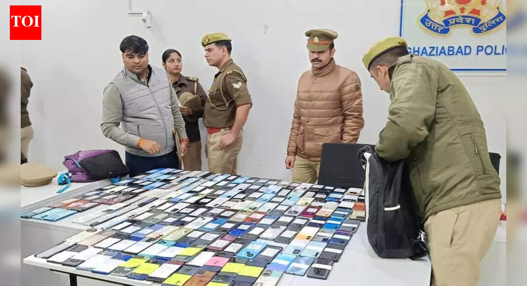 Delhi police return over 270 lost or stolen mobile phones to owners | Delhi News