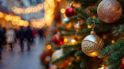Holy crib and stars welcome faithful to Christmas mass tonight
