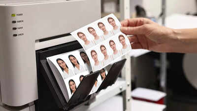 உங்கள் பாஸ்போர்ட் புகைப்படத்தில் ஏன் சிரிக்க முடியாது, அது ஏன் முக்கியமானது