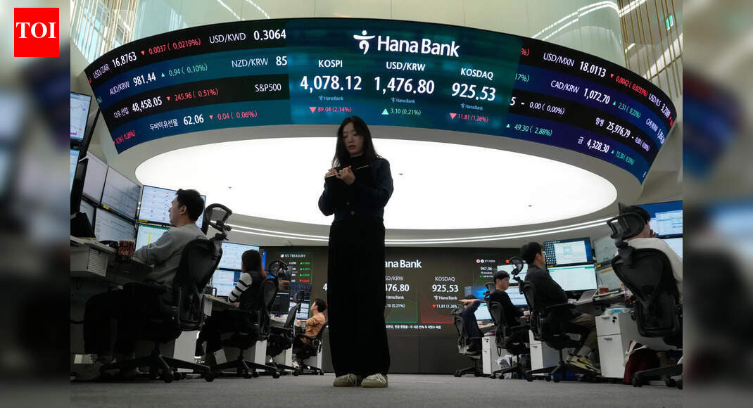 S&P 500 hits new high as Santa rally begins