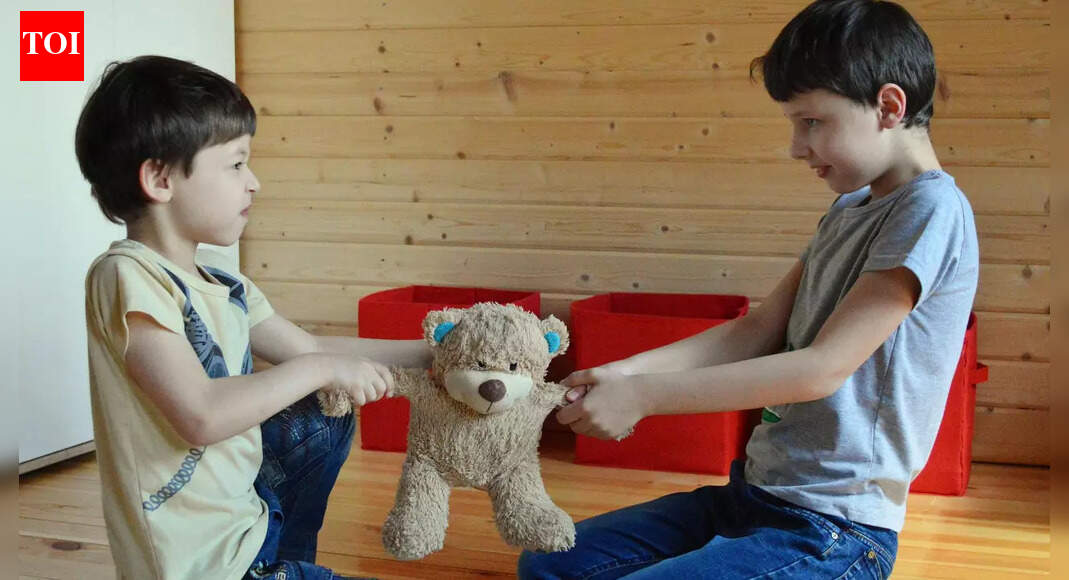 How to resolve sibling fights between siblings without taking sides