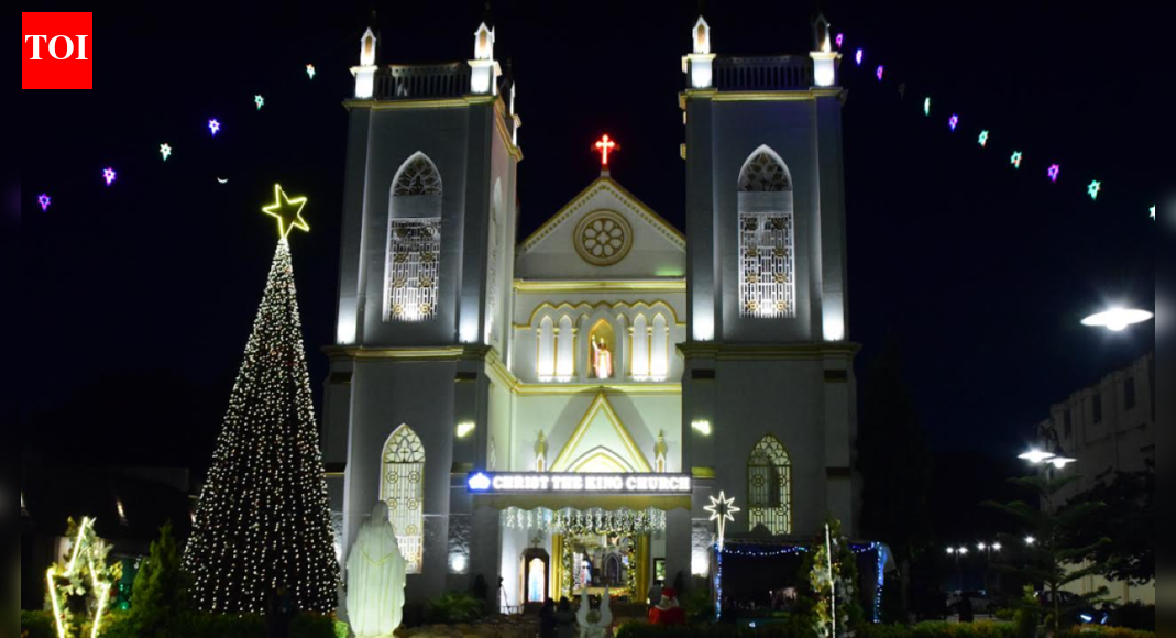 Where did devotees and merrymakers throng on Christmas day?