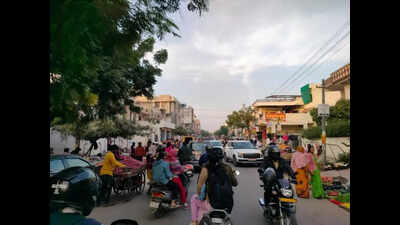 Illegal Thursday market chokes Mahesh Nagar streets, residents cry foul