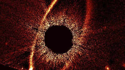 நாசாவின் ஹப்பிள் விண்கற்கள் அருகிலுள்ள நட்சத்திரத்தைச் சுற்றி ஒன்றுடன் ஒன்று மோதுவதைப் படம்பிடித்து, வன்முறையான கிரக உருவாக்கத்தை வெளிப்படுத்துகிறது.