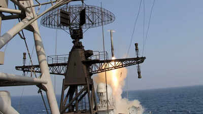 अग्रणी रक्षा आयातक से निर्यातक तक: मेक इन इंडिया, दुनिया के लिए - कैसे 2025 सुधारों का वर्ष था