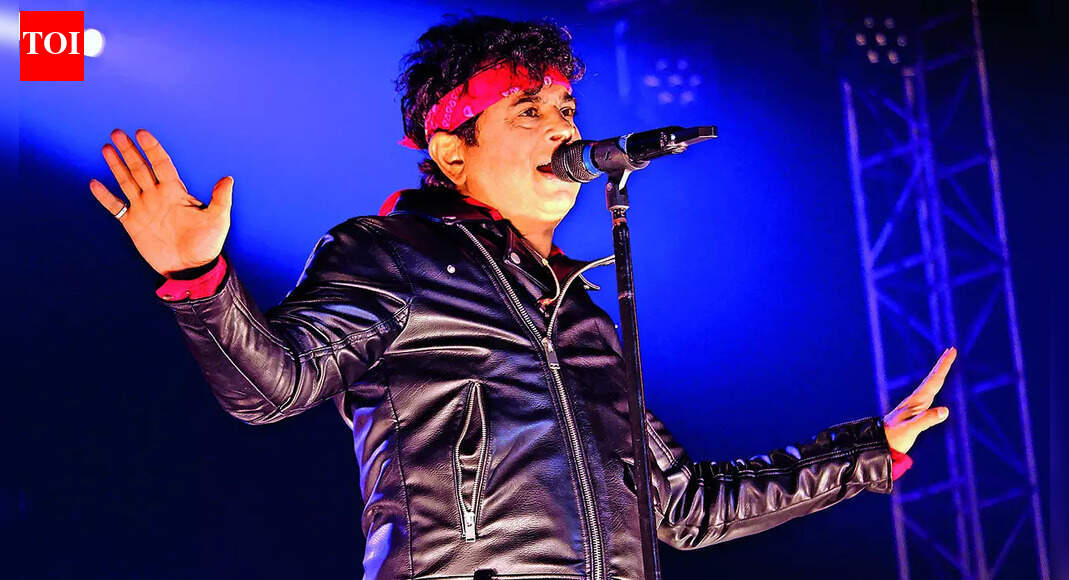 Maaeri moment: Palash Sen weeps as Lucknow crowd sings his classic back to him