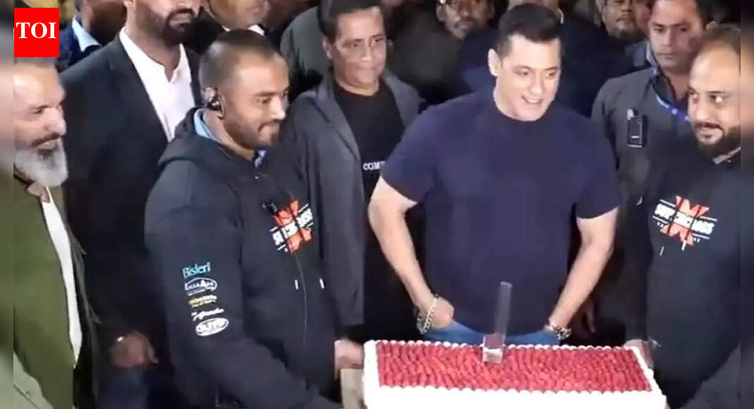 Salman Khan reveals clean-shaven look, cuts 60th birthday cake with paparazzi outside Panvel farmhouse; Bandra-Worli Sea Link lights up
