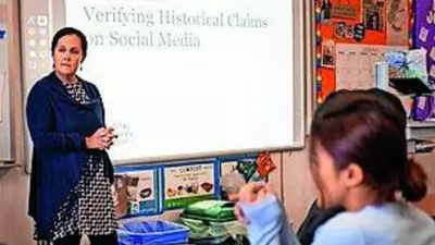 In San Francisco, a class where 'screenagers' train to navigate social media, AI