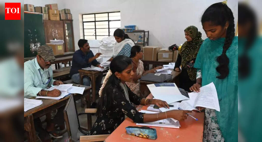 Web glitches bring voters to SIR camps