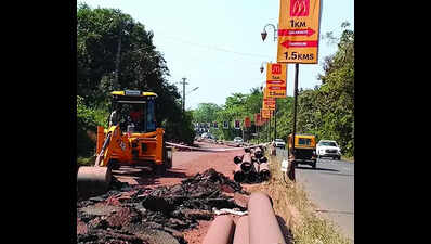 Increased visitors, dug-up roads, work on NH 66 jam Calangute-Candolim routes