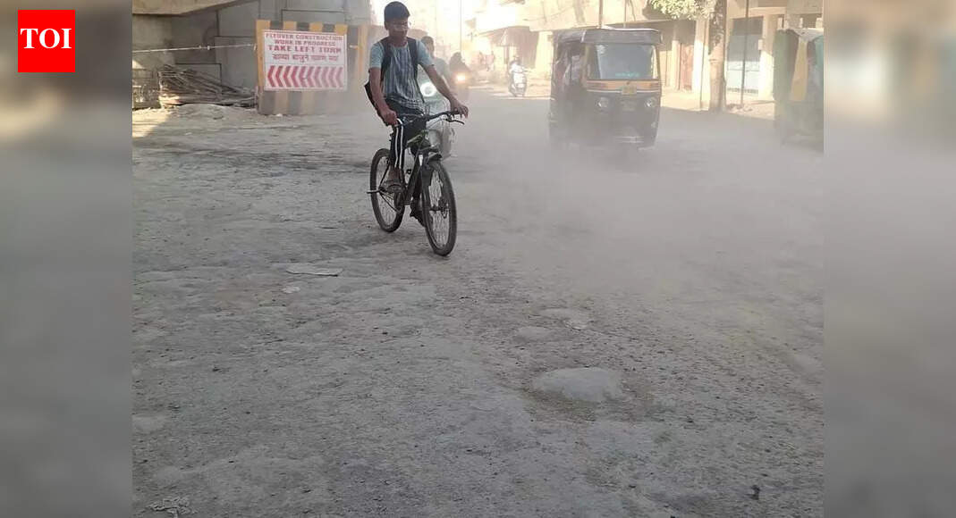 Students risk lives daily on dangerous road between Kamal Chowk and Pachpaoli police station