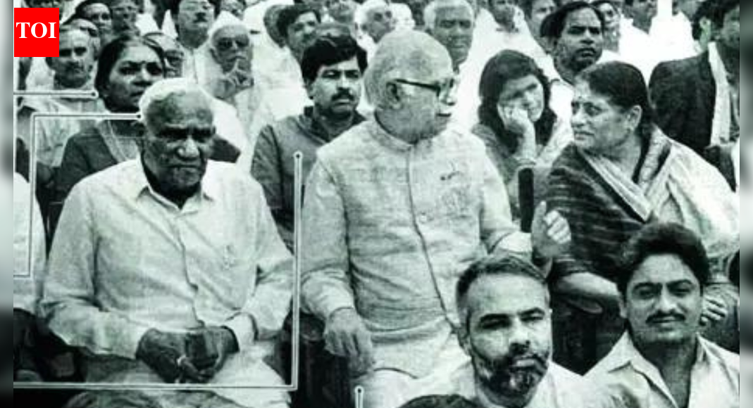 Sharing PM Modi photo, Digvijaya Singh lauds Sangh, BJP says attack on Rahul