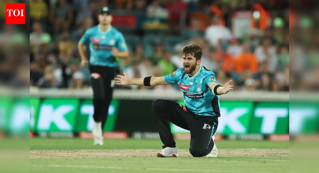 Shaheen Afridi smashed for 19 in an over, limps off injured as BBL nightmare continues