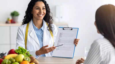 OMAD உணவைப் புரிந்துகொள்வது: ஒரு நாளைக்கு ஒரு உணவை சாப்பிடுவது எடை இழப்பு, இரத்த சர்க்கரை, ஆற்றல் அளவுகள் மற்றும் ஒட்டுமொத்த ஆரோக்கியத்தை எவ்வாறு பாதிக்கிறது