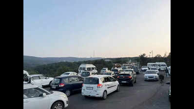 Yearend surge of visitors triggers traffic snarls at famous tourist spots