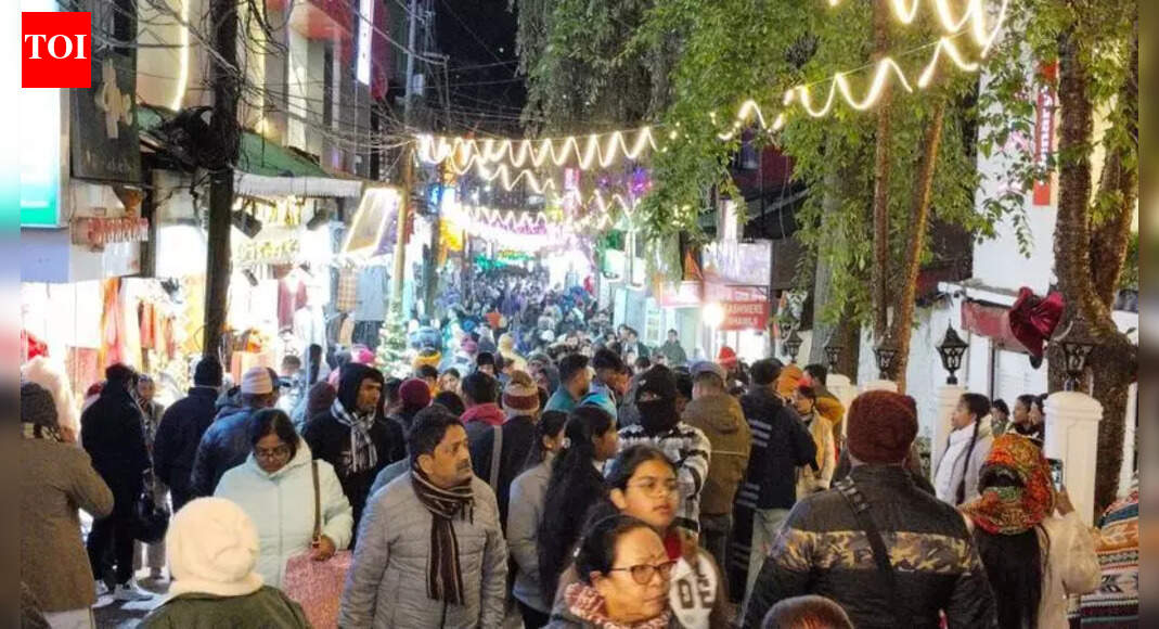 Hills may get white start to new year, tourists flock to Darjeeling