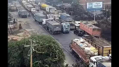 Accident, fog leads to 25km long traffic jam on highway | Kanpur News ...