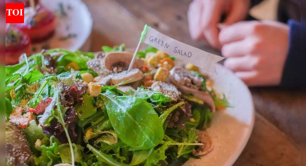 हरा सलाद उतना फाइबर युक्त नहीं होता जितना कई लोग मानते हैं; यूके के सर्जन ने बताया कि दैनिक फाइबर की जरूरतों के लिए यह हमेशा सच क्यों नहीं होता है |