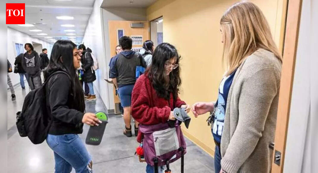 जब फोन गायब हो जाते हैं, तो समय बताना भी गायब हो जाता है: कैसे NYC कक्षाओं ने अप्रत्याशित कौशल अंतर को उजागर किया