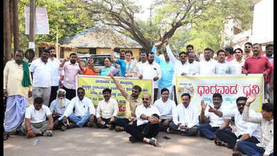 Cong, general public protest against closure of Aadhaar Seva Kendra