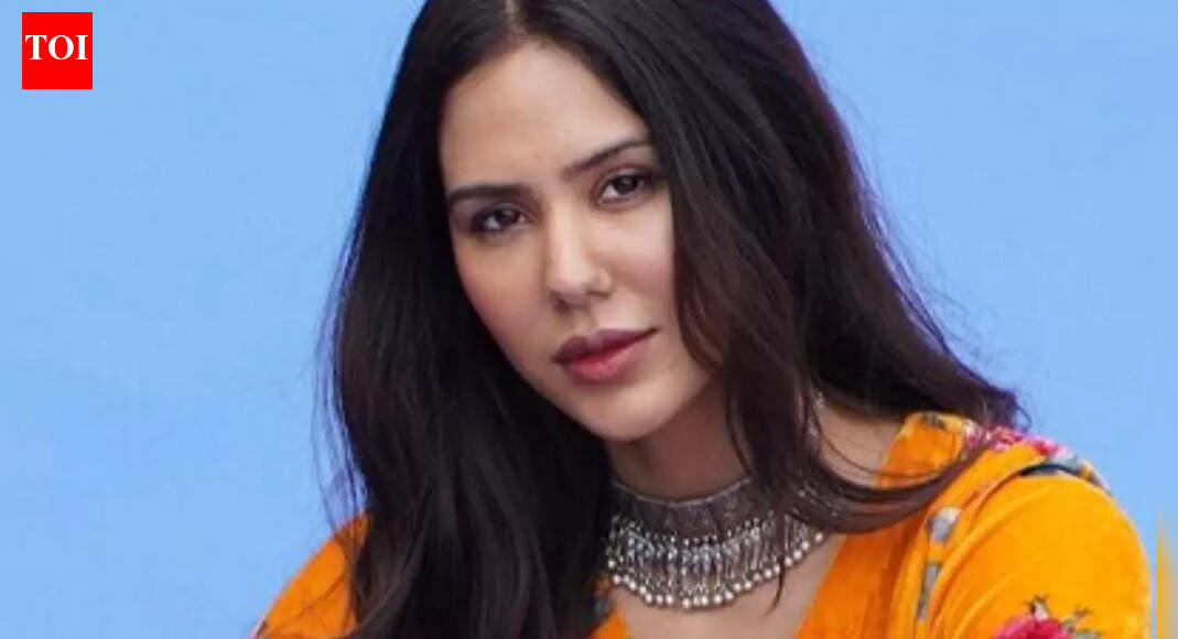 'Border 2': Sonam Bajwa say'Border 2': Sonam Bajwa says Diljit Dosanjh never acts like a global star; says, 'His journey is so inspiring'