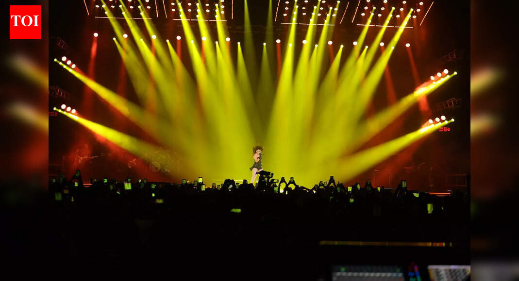 Sunidhi Chauhan Sets Mumbai Ablaze as ‘I Am Home India Tour’ Debuts With 20,000 Fans