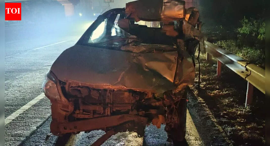 Trailer rams into MUV on E-way, 2 killed, five injured