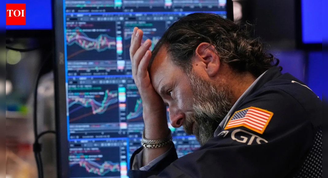 US stocks tick down as tech jitters linger