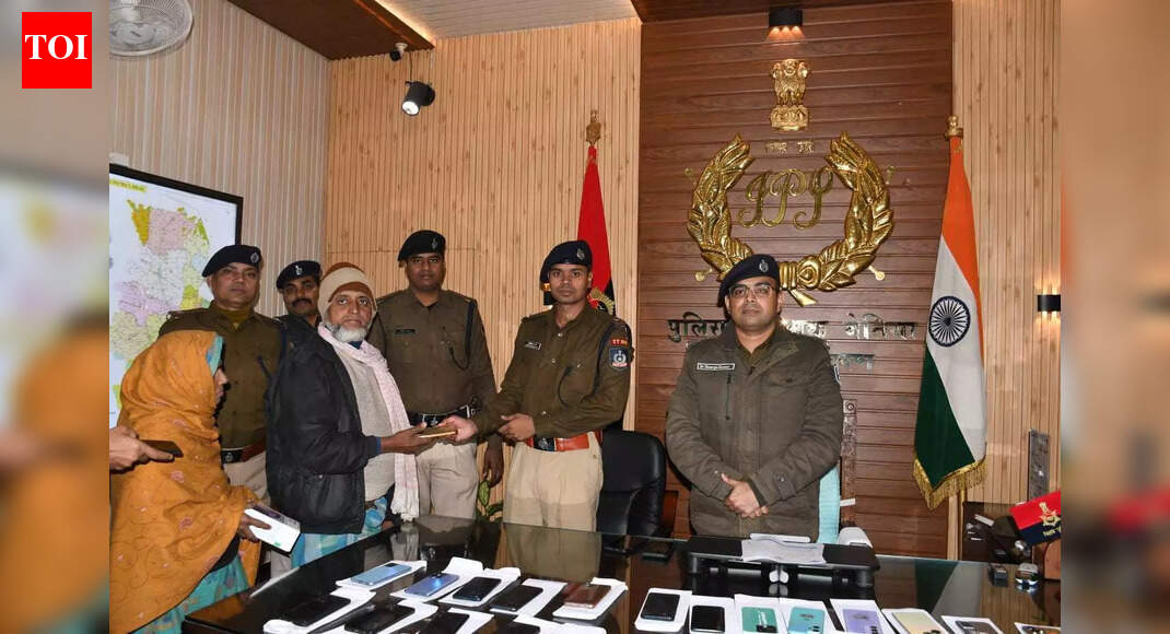 Police hand over 52 cellphones in West Champaran
