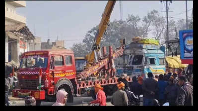Hazaribag Road Accident: Stone Truck Driver Injured in Head-On Collision with Coal Truck