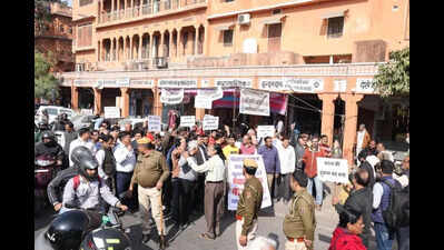 Chandpole traders suspend stir, liquor shop to be shifted