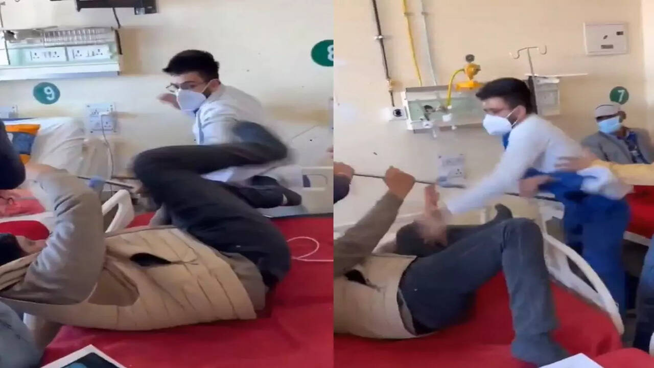 Dr Raghav Narula dan Arjun Panwar berjabat tangan