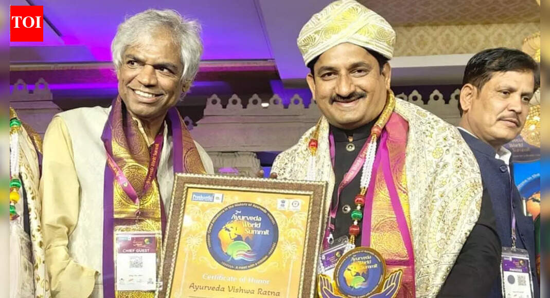 Pune-based Ayurvedacharya Dr Harish Patankar honoured with the International Ayurveda Ratna Award
