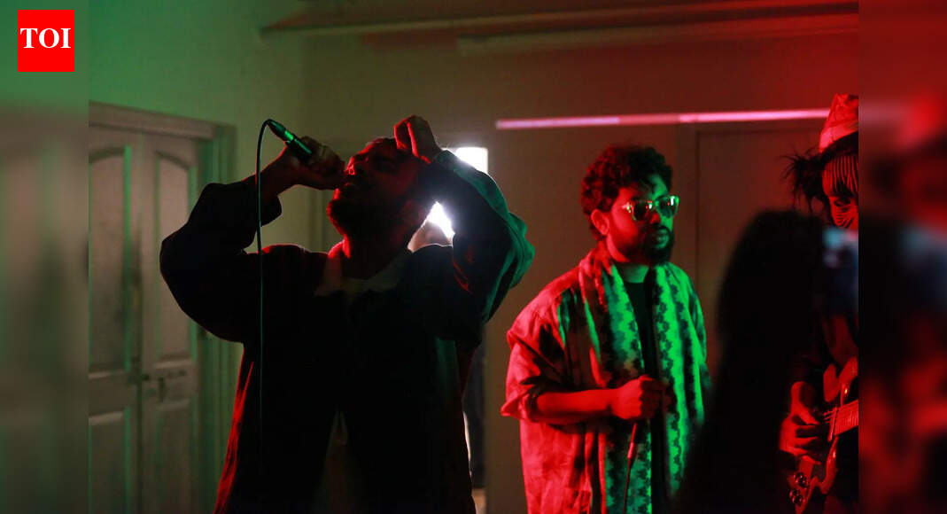 Hip-hop sets and festive rhythms shape a Christmas night in the city