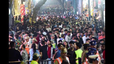 B’luru Spills Into 2026: Streets, pubs & pavements buzz with New Year revellers