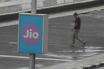 Broadband base crosses 100 crore in Nov, Jio leads market