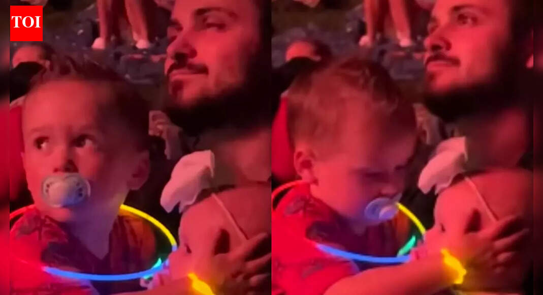 Toddler protects his little sister from loud fireworks - watch video