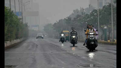 Unseasonal rain hits Surat, downpour in Hazira