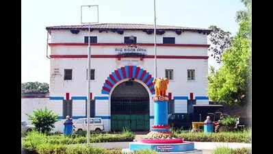 Miscreant caught on CCTV throwing mobiles, drugs into Hindalaga jail