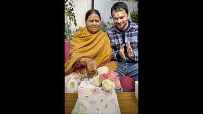Tej Pratap surprises Rabri on birthday, joins celebrations