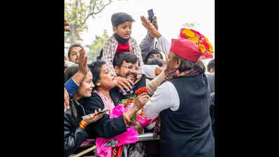 Akhilesh urges party workers to unite with renewed vigour