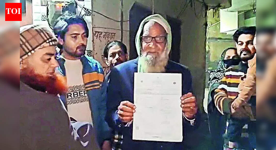 For SIR: UP man returns home from Bengal after 28 years; comes in search of documents