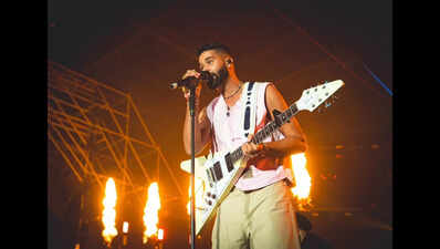 ​​​A foggy night, a sea of fans: AP Dhillon’s Jaipur finale hits all the right notes