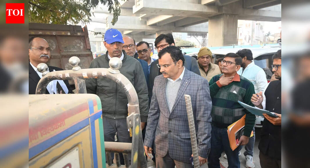 Road construction department secretary reviews progress of city road projects