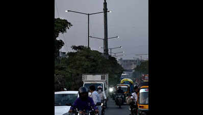 Streetlights burn beyond schedule, Surat volunteers raise alarm