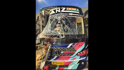 4 injured as bus rams toll plaza near Devanahalli in Bengaluru