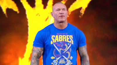 WWE legend makes surprise return on SmackDown; sets his sights on the World title