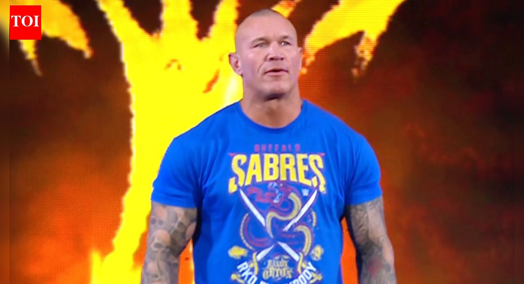 WWE legend makes surprise return on SmackDown; sets his sights on the World title