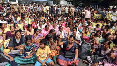  Minister to hold discussions with Finance Dept to rectify pay anomaly of protesting teachers