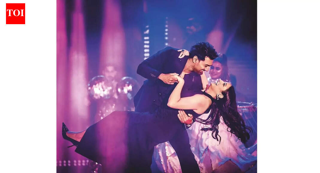 Raj to direct Dev Subhashree comeback?